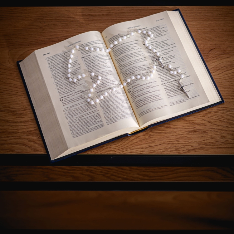 KRYSZTAŁ 6 MM KREDA IHS BIBLIA.JPG