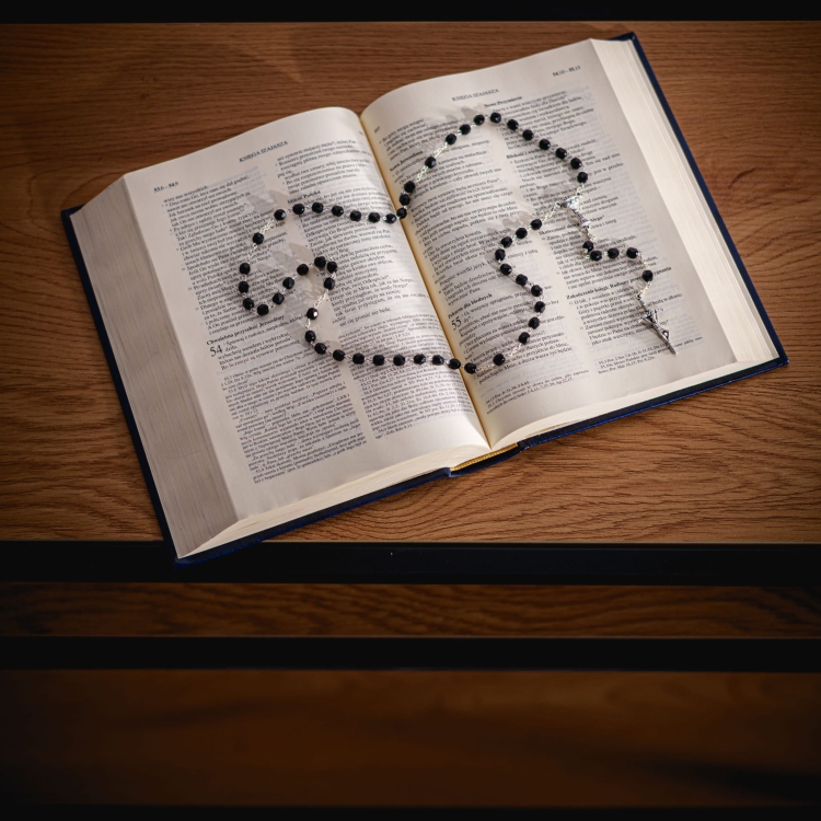 KRYSZTAŁ 6 MM CZARNY BIBLIA.JPG