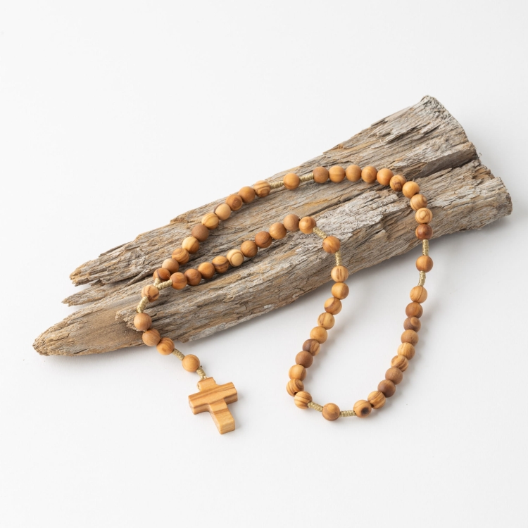 Różaniec z drewna oliwnego 8 mm  na sznurku - krzyż oliwny