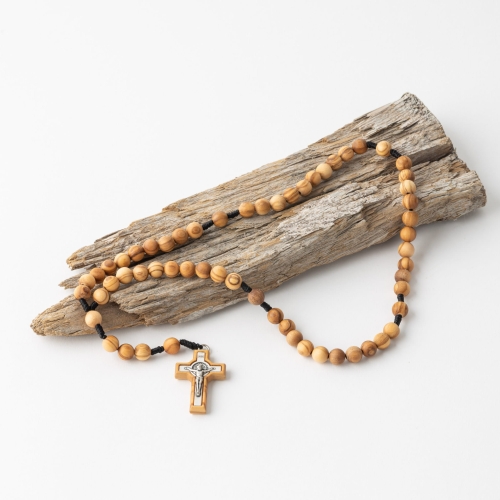 Różaniec z drewna oliwnego 8 mm  na sznurku - Krzyż Św. Benedykt