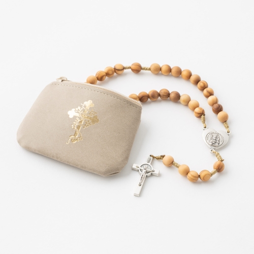 Różaniec z drewna oliwnego 8 mm na sznurku - łącznik serce - krzyż Św. Benedykt