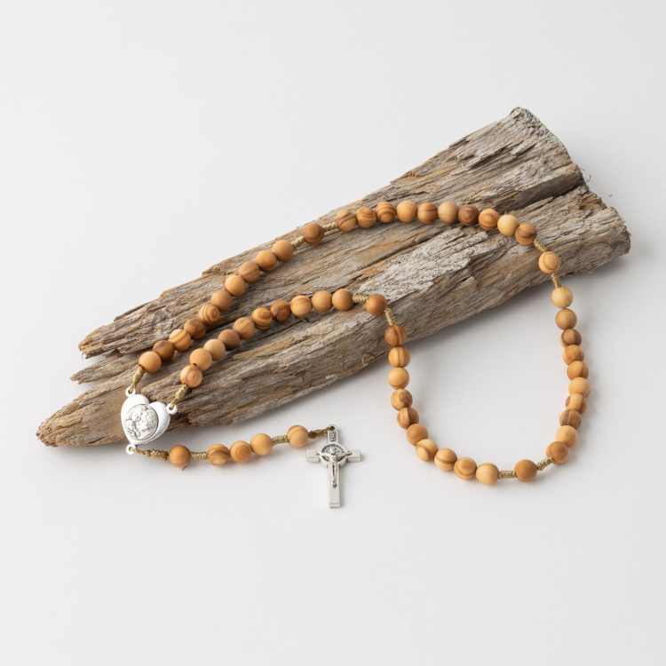 Różaniec z drewna oliwnego 8 mm na sznurku - łącznik serce - krzyż Św. Benedykt