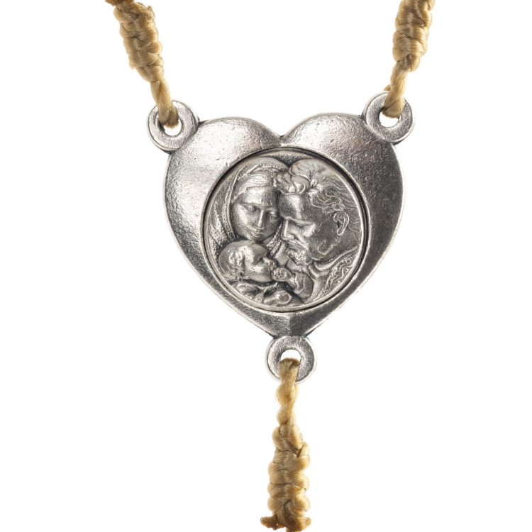 Różaniec z drewna oliwnego 8 mm na sznurku - łącznik serce - krzyż Św. Benedykt