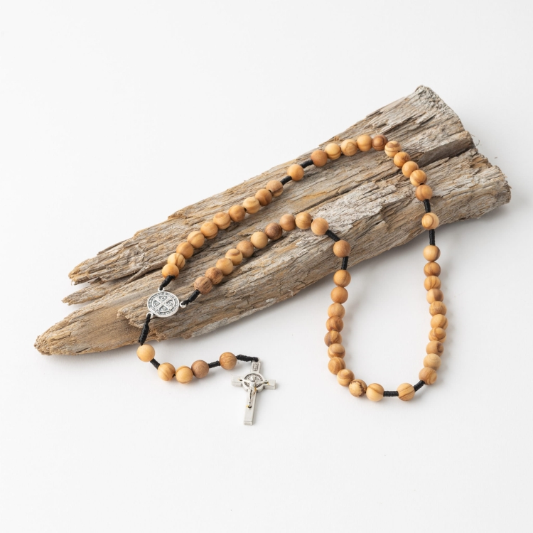 Różaniec z drewna oliwnego 8 mm na sznurku - Krzyż i łącznik Św. Benedykt