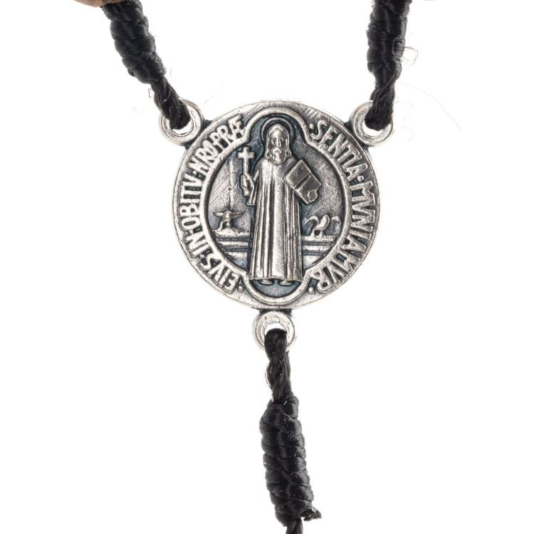 Różaniec z drewna oliwnego 8 mm na sznurku - Krzyż i łącznik Św. Benedykt